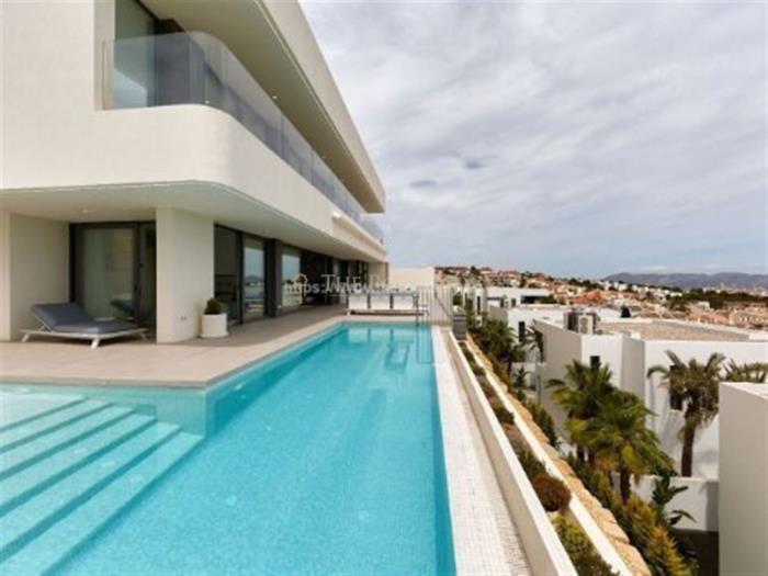 Villa in luxe privé woonwijk met uitzicht op zee